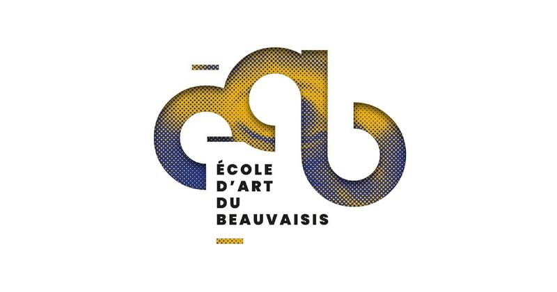 Atelier d’artiste avec modelage terre cuite en cours et outils variés
